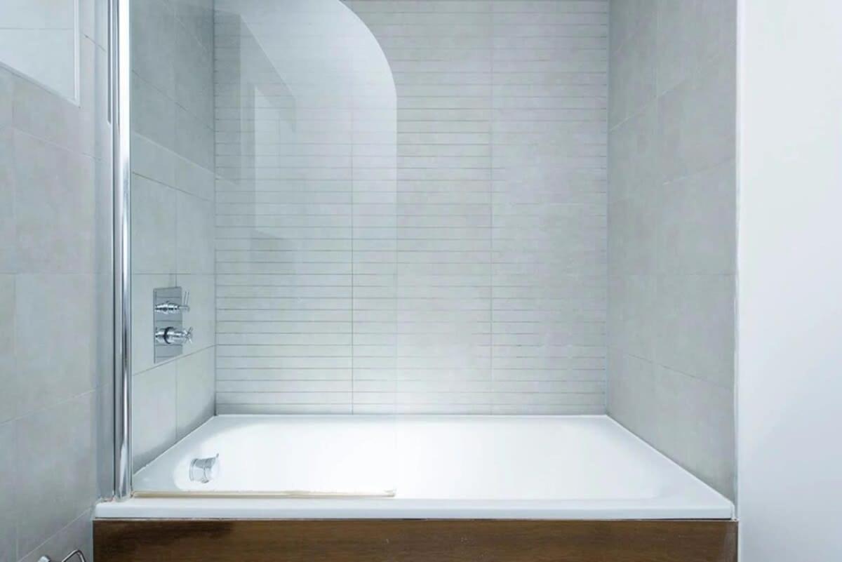 Modern 2 Bed Apartment W Balcony In Londen Buitenkant foto