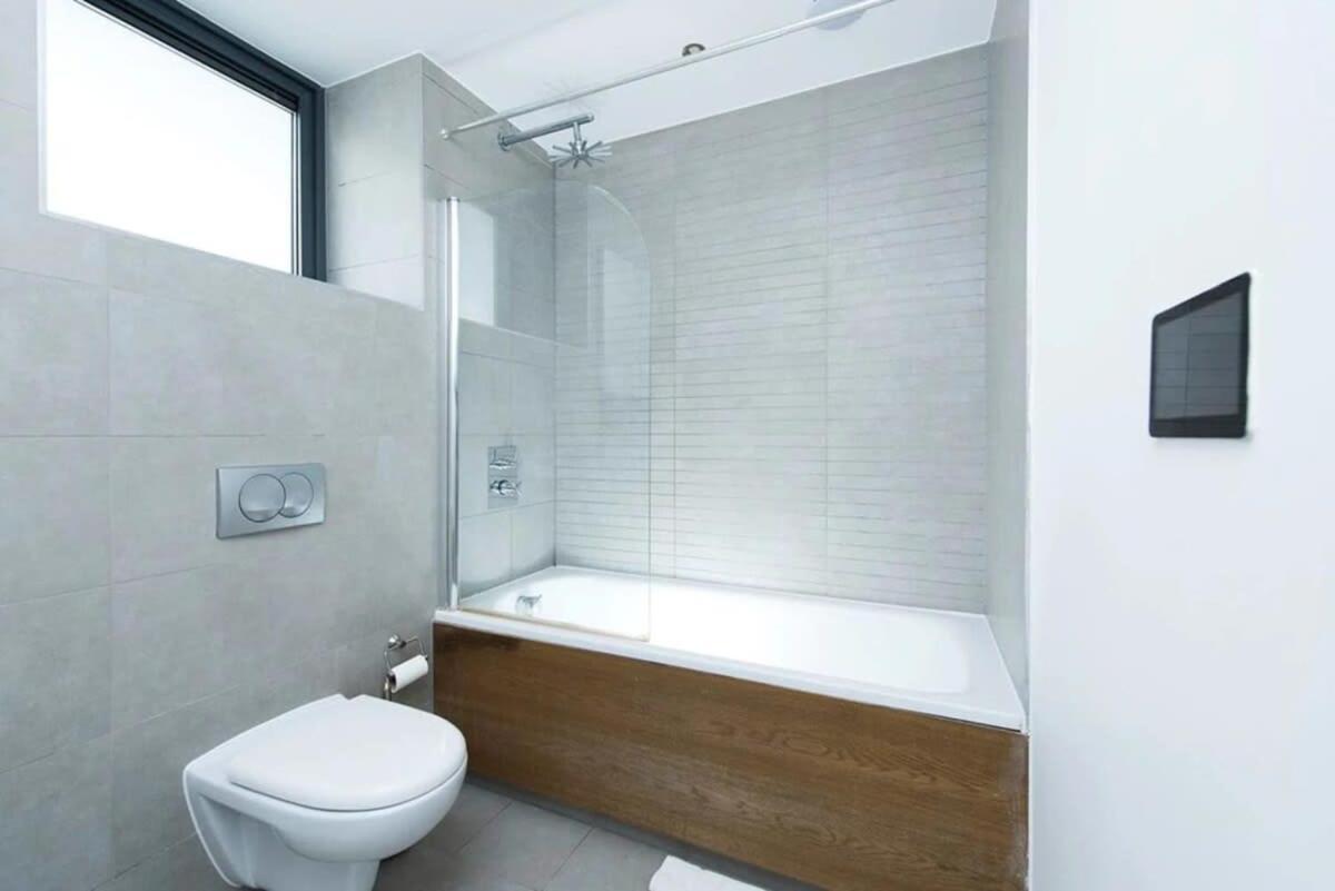 Modern 2 Bed Apartment W Balcony In Londen Buitenkant foto