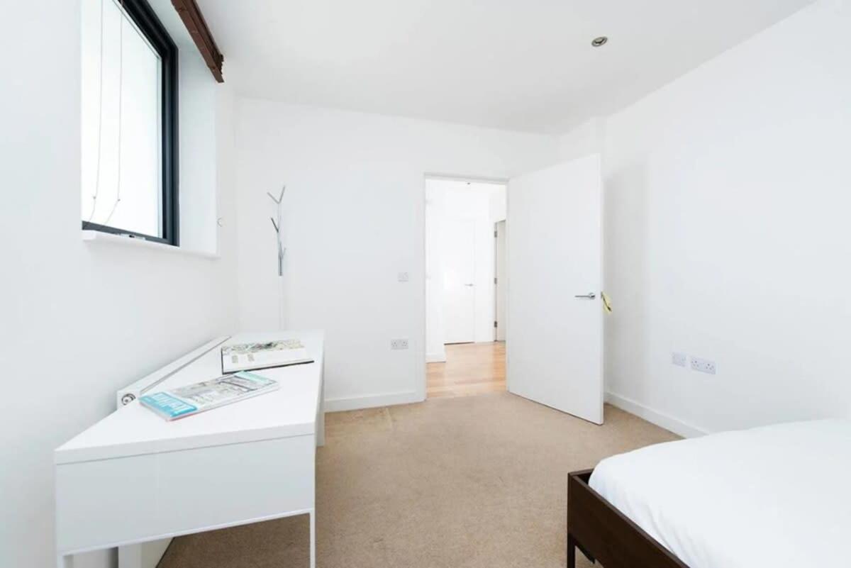 Modern 2 Bed Apartment W Balcony In Londen Buitenkant foto