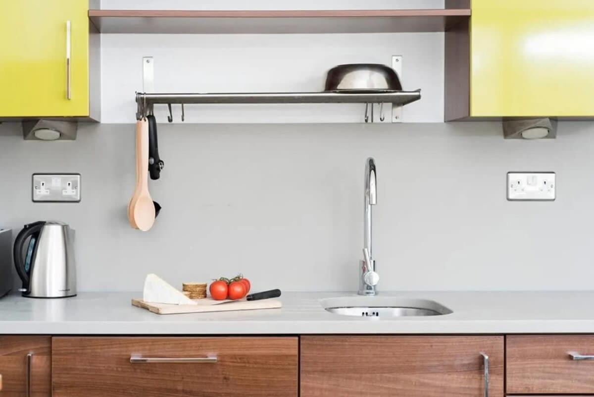 Modern 2 Bed Apartment W Balcony In Londen Buitenkant foto