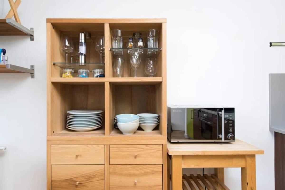 Modern 2 Bed Apartment W Balcony In Londen Buitenkant foto