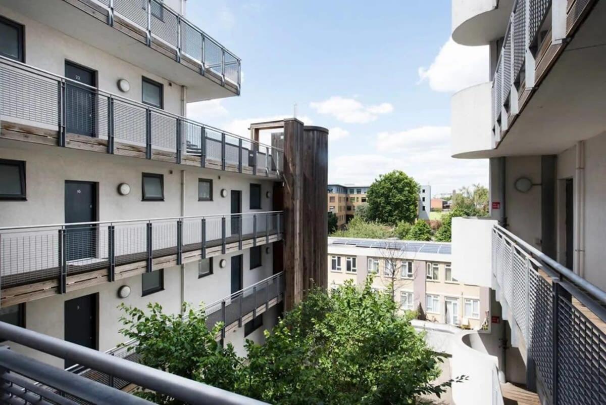 Modern 2 Bed Apartment W Balcony In Londen Buitenkant foto