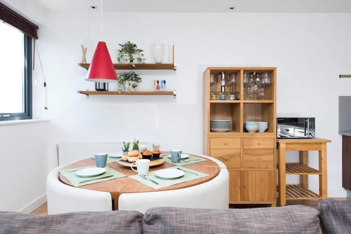 Modern 2 Bed Apartment W Balcony In Londen Buitenkant foto