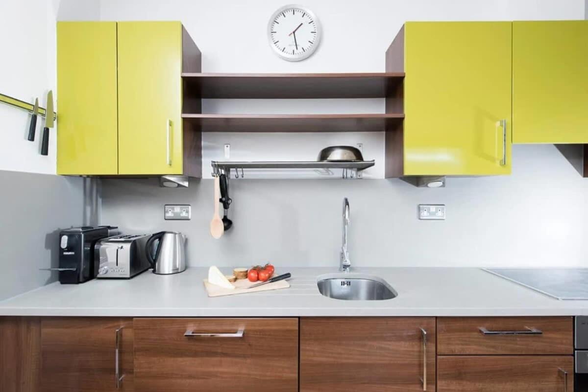 Modern 2 Bed Apartment W Balcony In Londen Buitenkant foto