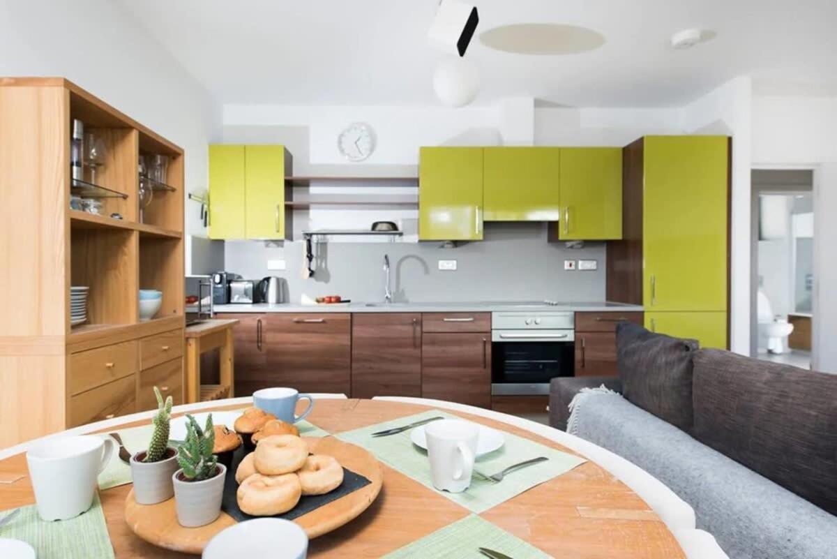 Modern 2 Bed Apartment W Balcony In Londen Buitenkant foto