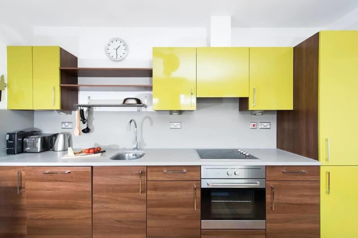 Modern 2 Bed Apartment W Balcony In Londen Buitenkant foto