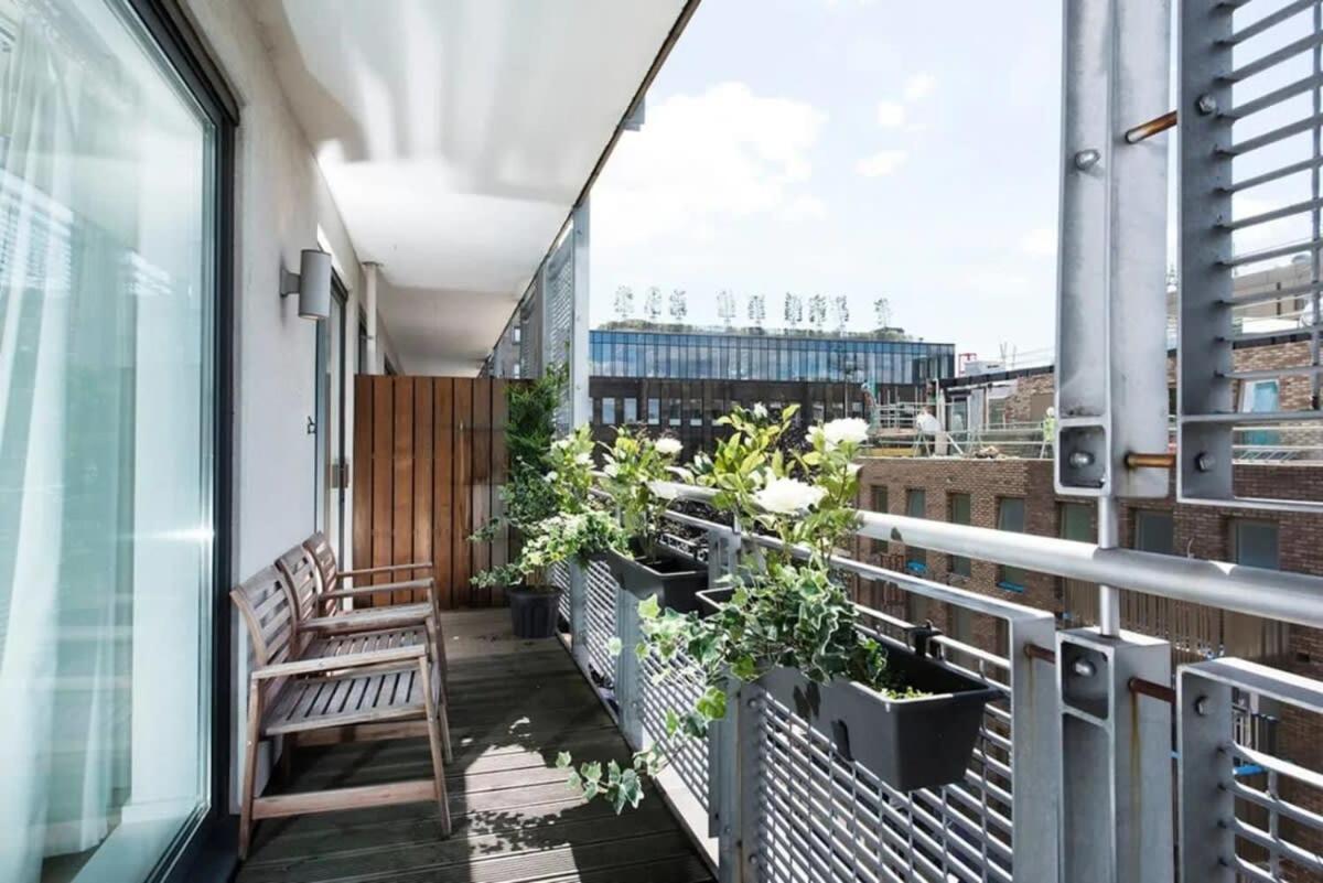 Modern 2 Bed Apartment W Balcony In Londen Buitenkant foto